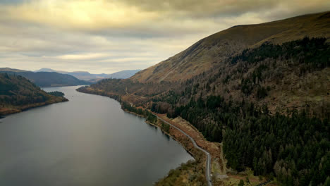 Tauchen-Sie-Ein-In-Die-Faszinierende-Landschaft-Cumbrias-Mit-Einem-Luftvideo,-Das-Den-Von-Majestätischen-Bergen-Umgebenen-Thirlmere-See-Zeigt