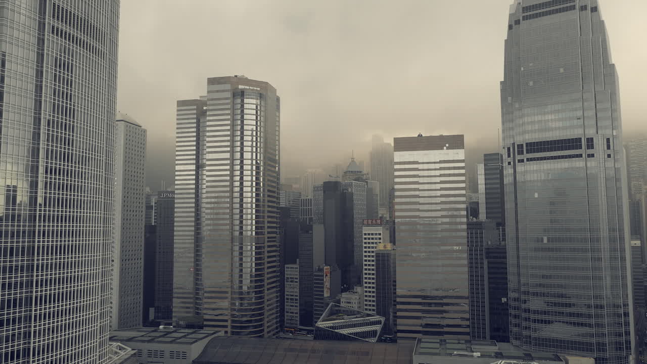 el paisaje urbano de hong kong en un día de niebla