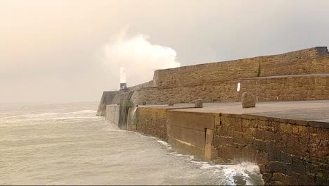 Olas-Rompiendo-Sobre-El-Malecón-Durante-La-Tormenta-Atiyah