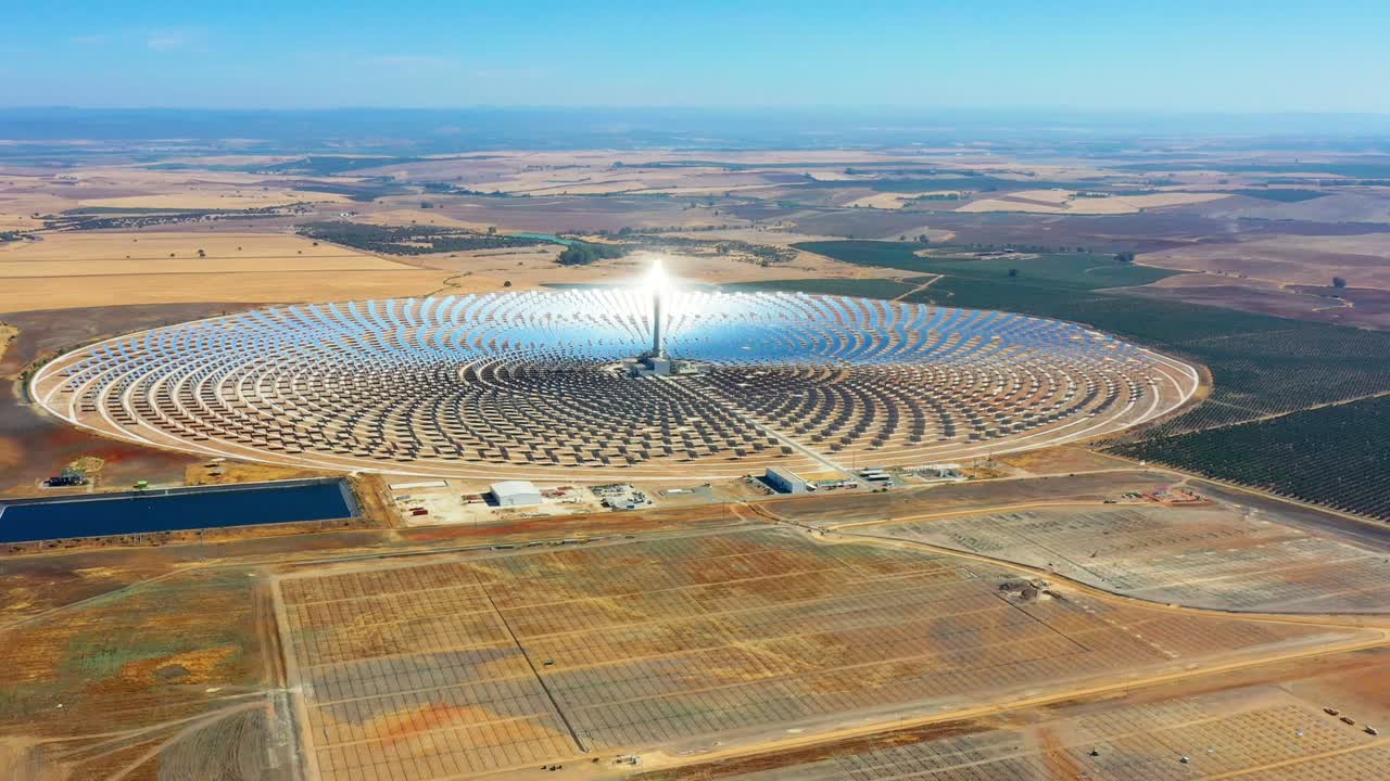 스페인의 현대적이고 큰 원형 태양 패널 발전소 - 재생 가능한 에너지를 생산하는 패널에서 태양의 반사 - 태양 에너지 - 드론으로 공중 촬영 - 환경 개념
