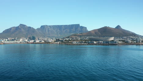 Hermoso-Paisaje-De-La-Ciudad-Costera-De-Ciudad-Del-Cabo-Con-Vistas-A-La-Montaña-De-La-Mesa-Y-La-Colina-De-La-Señal-En-Sudáfrica