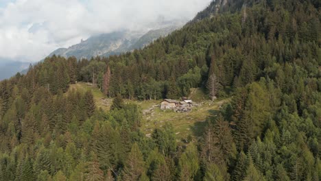 Vista-Aérea-De-Drones-De-Monte-Foppa,-Villa-Di-Chiavenna,-Italia-Al-Atardecer