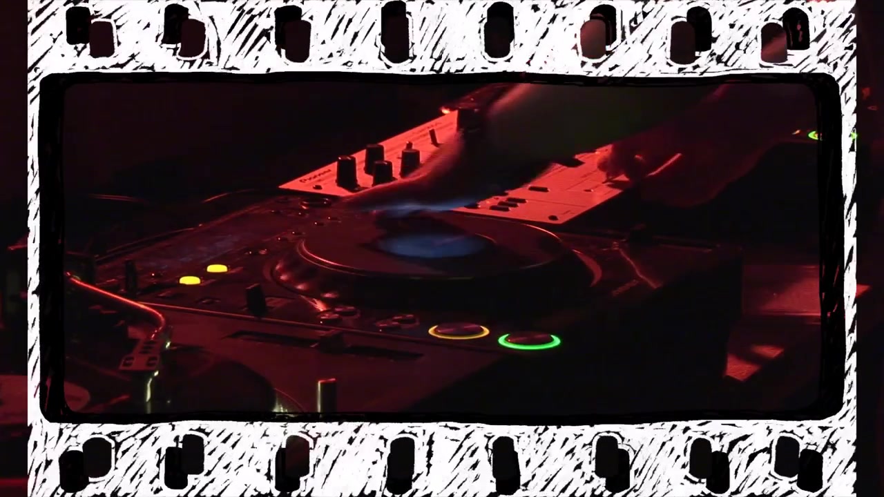 Mani di DJ che toccano la jog wheel e regolano i fader, premendo i pad LED, mixando musica, con inquadratura a pellicola.