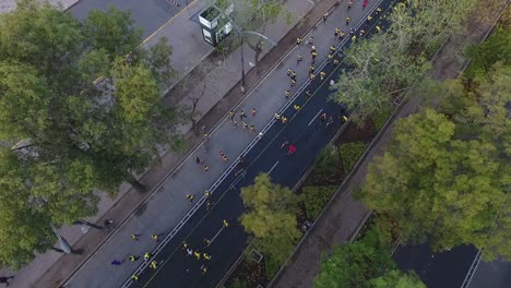 Toma-Aérea-De-Corredores-De-Maratón-En-La-Avenida-De-La-Ciudad