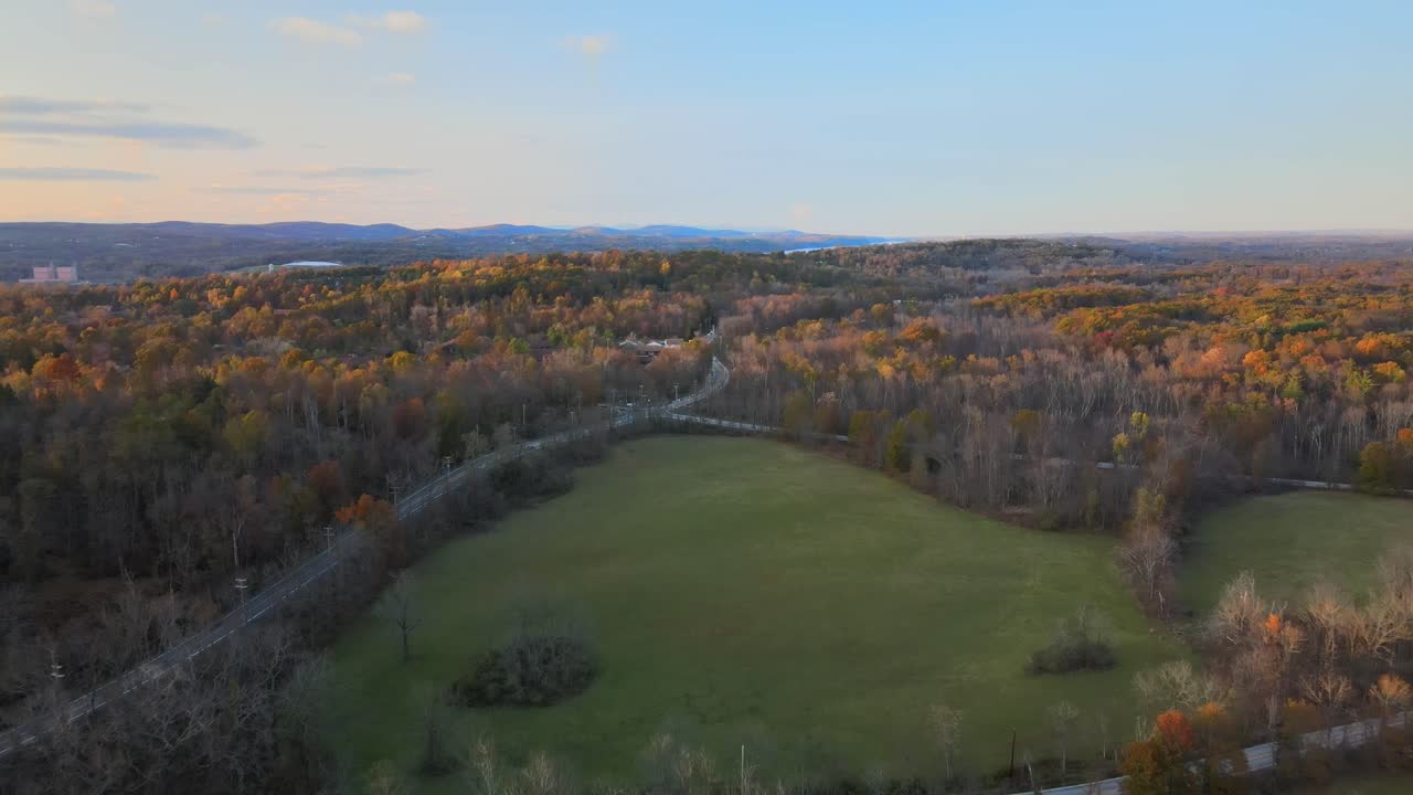 네 방향 교차로에서 시골 미국 상공 비행