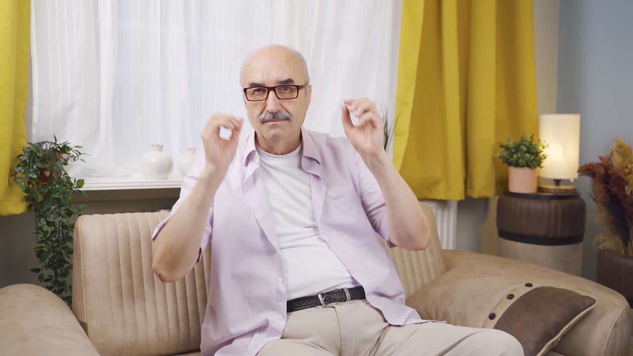 안경을 쓴  ⁇ 은이.