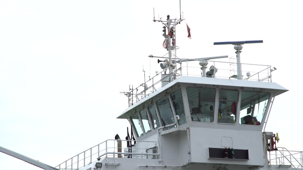 안테나와 깃발이 움직이는 보트의 명령 다리