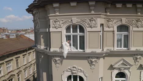 Braut-Im-Boudoirkleid-Sitzt-Auf-Der-Fensterbank,-Vorbereitungen-Für-Den-Hochzeitsmorgen,-Frau-Im-Nachthemd,-Schleier