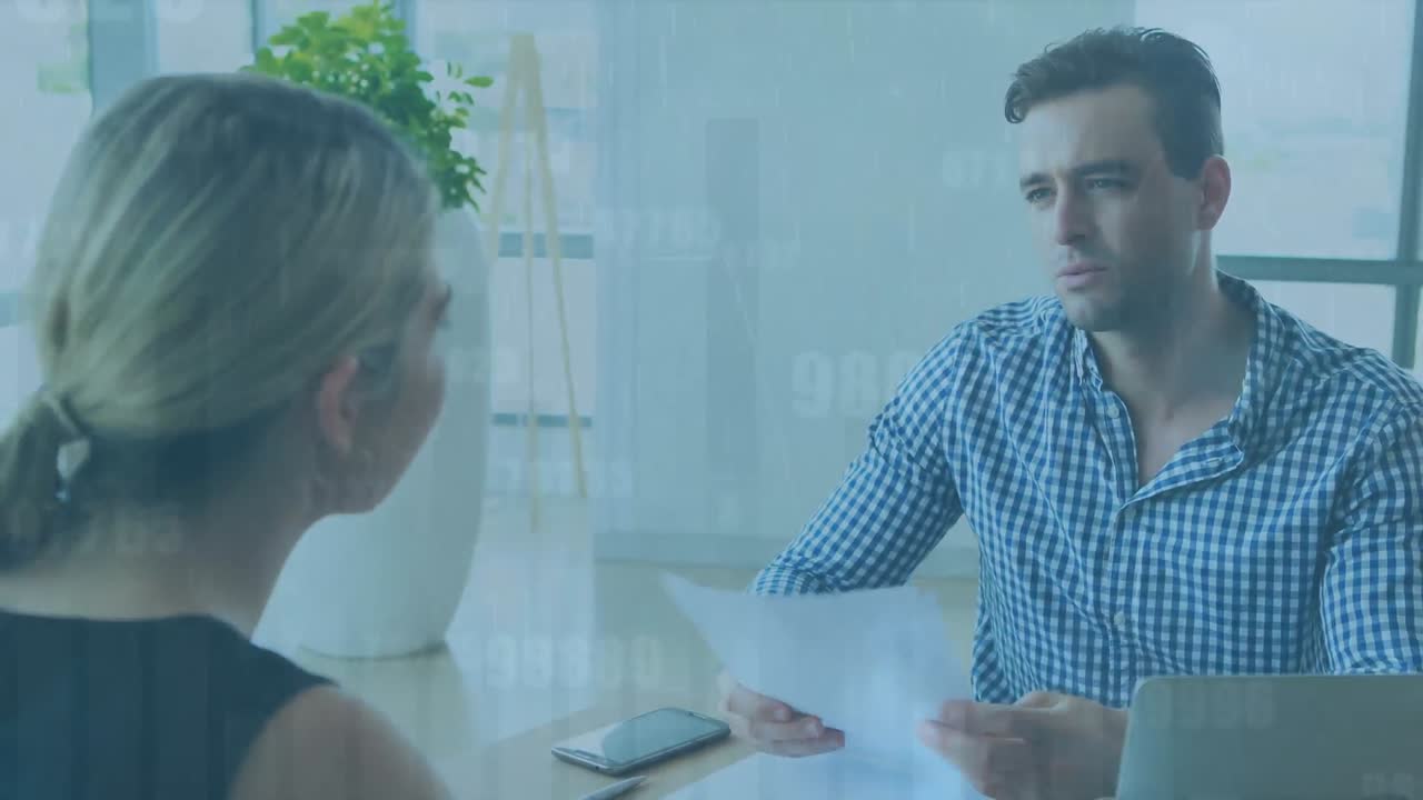 animación de procesamiento de datos sobre hombre y mujer caucásicos discutiendo sobre documentos en la oficina.