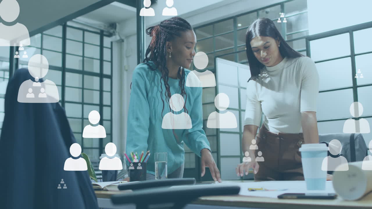 animación de diagramas de flujo sobre diversas trabajadoras compartiendo ideas sobre el plan y estrechando la mano