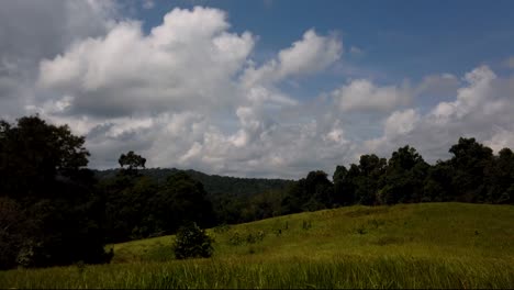 Landschaft-Im-Khao-Yai-Nationalpark,-Bäume-Und-Berge-Mit-Flauschigen-Großen-Wolken,-Die-Schatten-Werfen