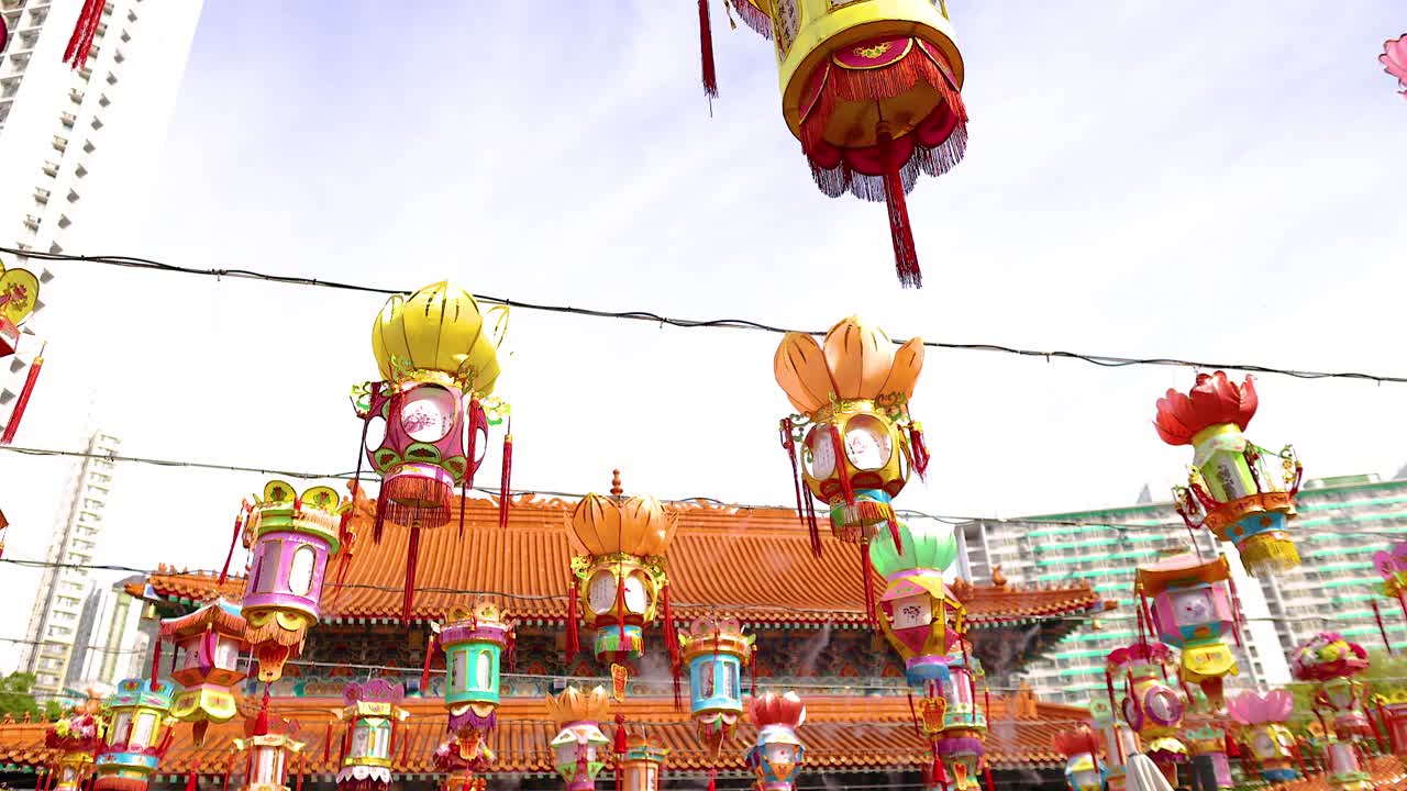 linternas de colores adornan el templo en hong kong
