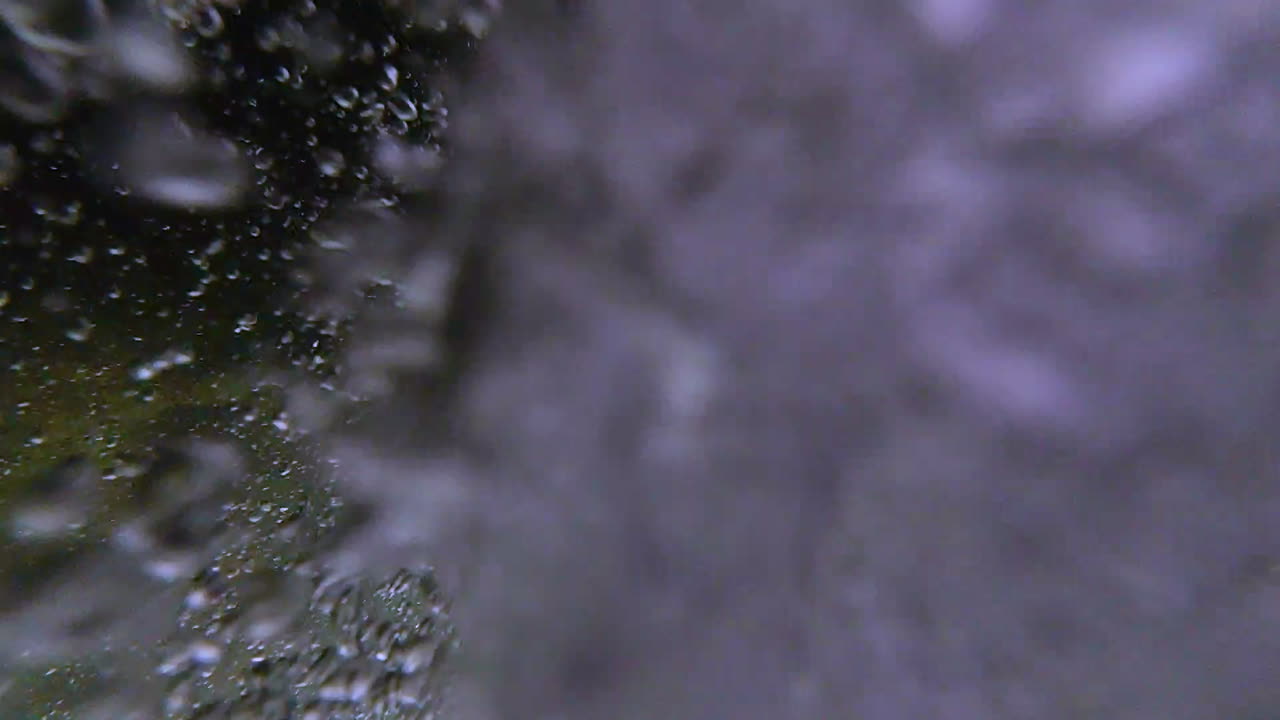 el kayak pov de cámara lenta flota al revés en el río