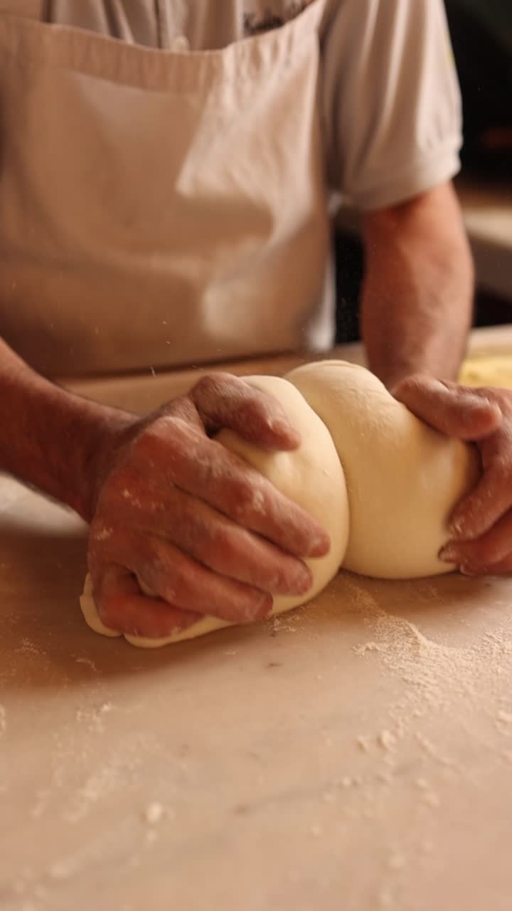 Le mani che impastano l'impasto