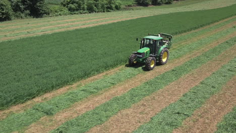 Tractor-John-Deere-Cuidando-Los-Campos