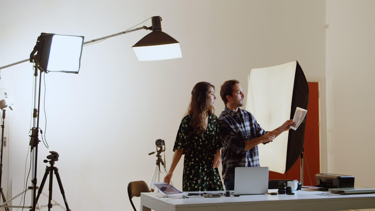 fotógrafo discutiendo sobre las fotos 4k