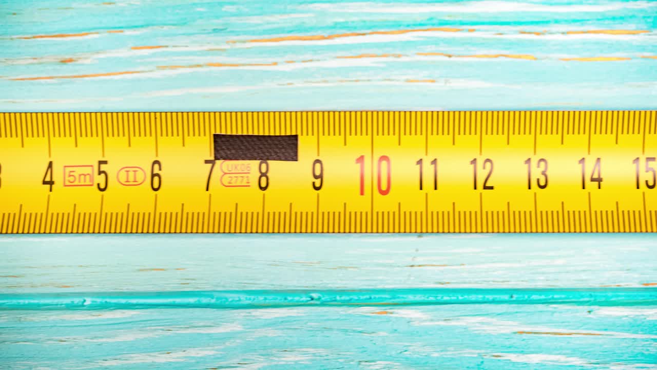 움직이는 측정 테이프의 롤 매크로