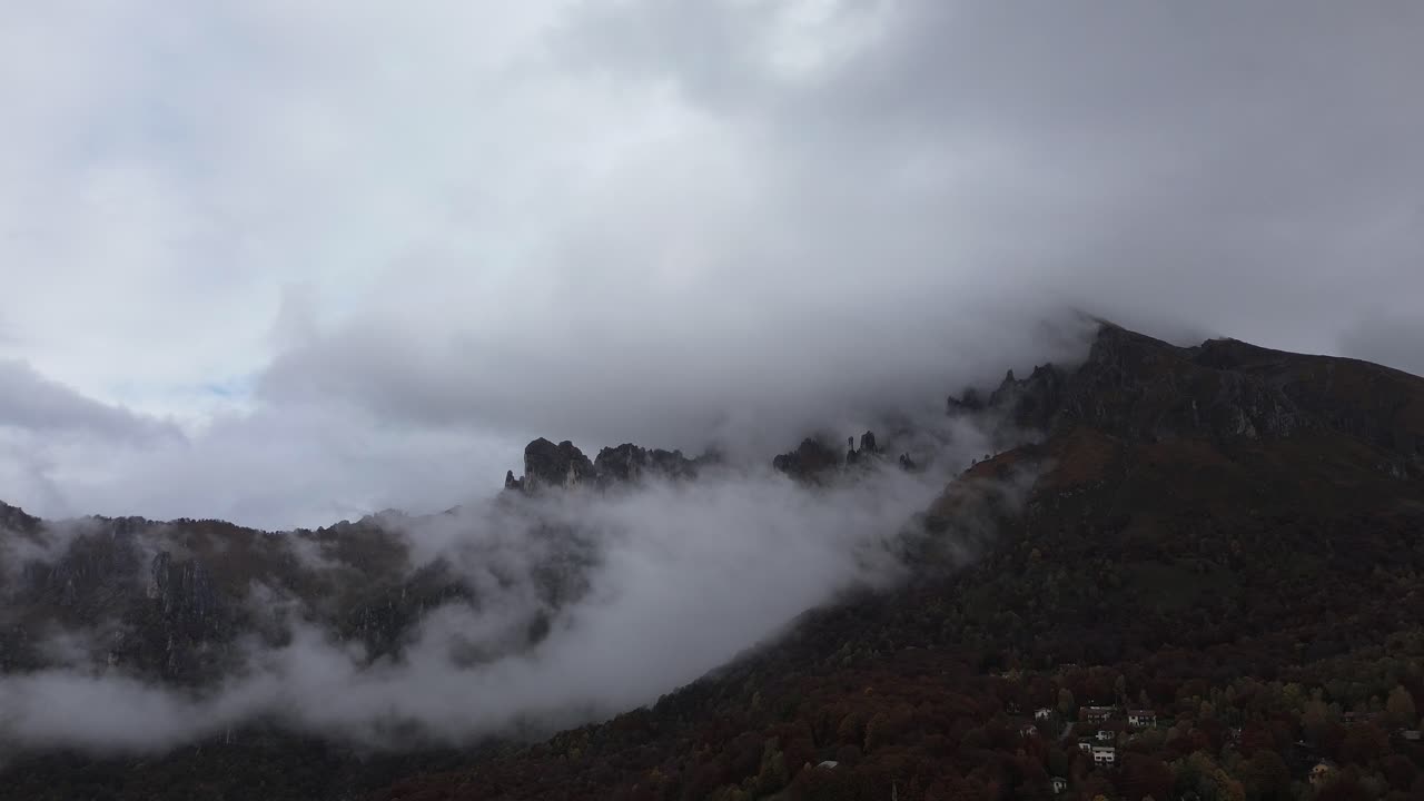 안개 가 가득 한 산악 풍경