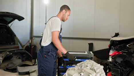 mecánico de automóviles trabajando en una transmisión