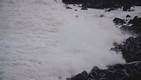 Grandes-Olas-Llegan-A-La-Costa-De-Hawaii-En-Cámara-Lenta-Y-Rompen-A-Lo-Largo-De-Una-Costa-Rocosa