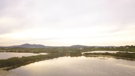 Aerial-Dolly-Im-Flug-über-Die-Salzpfannen-Und-Das-Naturschutzgebiet-Fuseta-Portugal-Bei-Sonnenuntergang