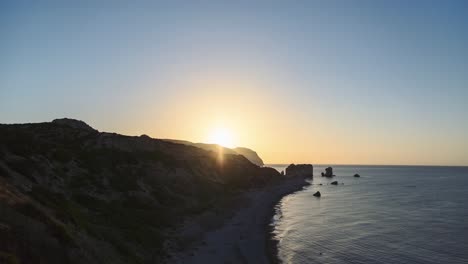 Lapso-De-Tiempo-Chipre-Afrodita-Colina-Hermoso-Amanecer-Brillante-Sobre-El-Paisaje-Marino-De-La-Costa-De-La-Isla-Mediterránea