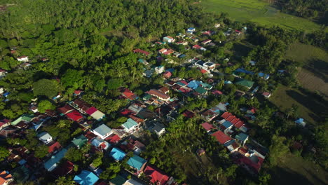 Vista-Aérea-Alrededor-De-Coloridas-Viviendas-De-San-Pablo,-Día-Soleado-En-Laguna,-Filipinas