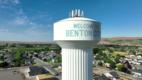 tomada de un dron de una torre de agua y una torre de celulares en benton city.