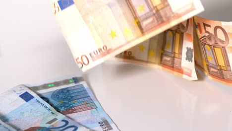 Euro-Banknoten-Fallen-Auf-Weiße-Oberfläche