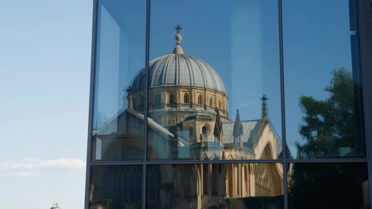Cattedrale storica riflessa in una facciata di vetro, architettura in pietra a cupola specchiata nelle finestre di un moderno ufficio.