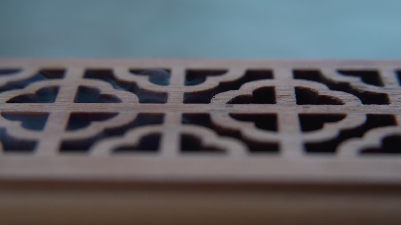 Primo piano macro di incenso che fuma in una scatola di legno, meditazione rituale spirituale, fragranza per terapia aromatica, fumo bianco aromatico rilassante, scatola testurizzata, video statico cinematografico in 4K