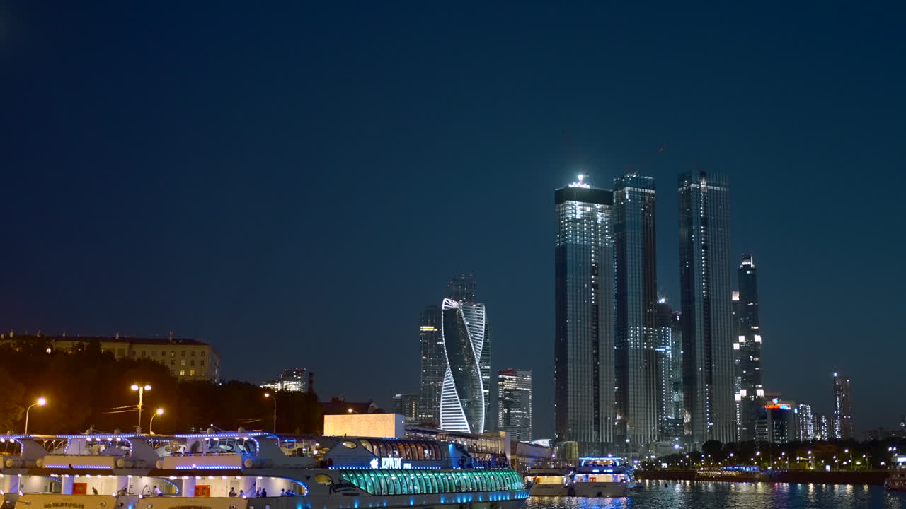 크루즈 선박 을 타고 밤 에 모스크바 시의 스카이 라인