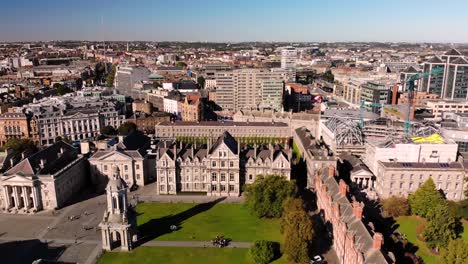 Trinity-college-aerial,-drone-fly-over-to-the-Dublin-city-centre