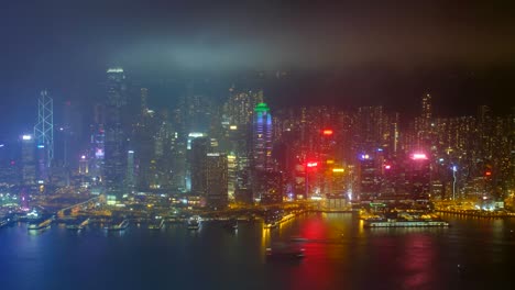 el lapso de tiempo aéreo del horizonte iluminado de hong kong. hong kong, china