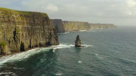 Iconic-establishing-shot-of-Cliffs-of-Moher,-aerial-dolly