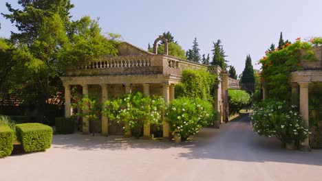 Chateau-De-Castille-In-Der-Nähe-Von-Uzes-In-Südfrankreich-Mit-Römischer-Säulenarchitektur