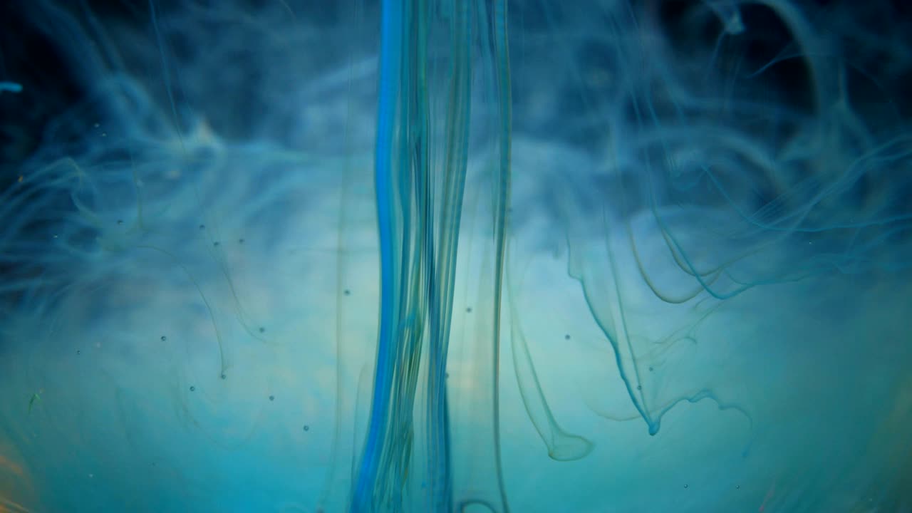 difusión de tinta azul abstracta flujo de movimiento psicodélico. pintura acrílica. superficie hipnótica fantástica. metamorfosis de pintura abstracta estructurada. tinta girando bajo el agua. nube de pintura sobre fondo negro.
