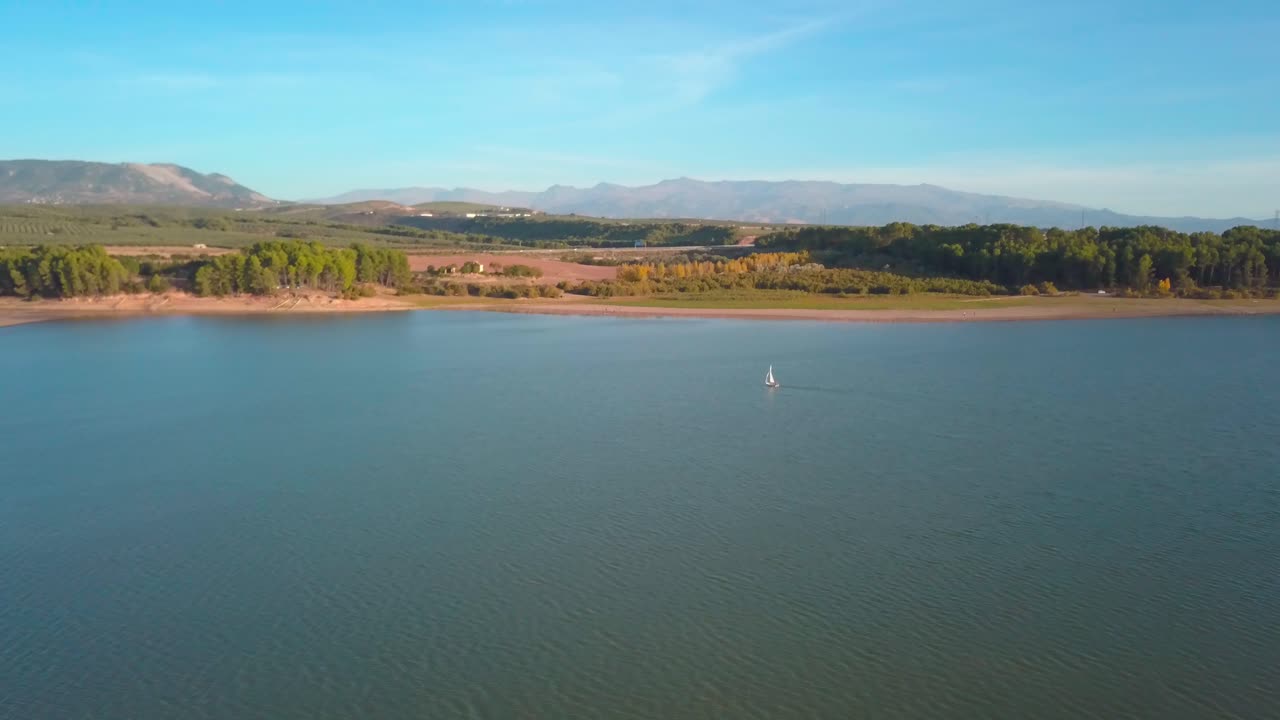 vista aérea de un velero en un lago del sur de españa en un día soleado