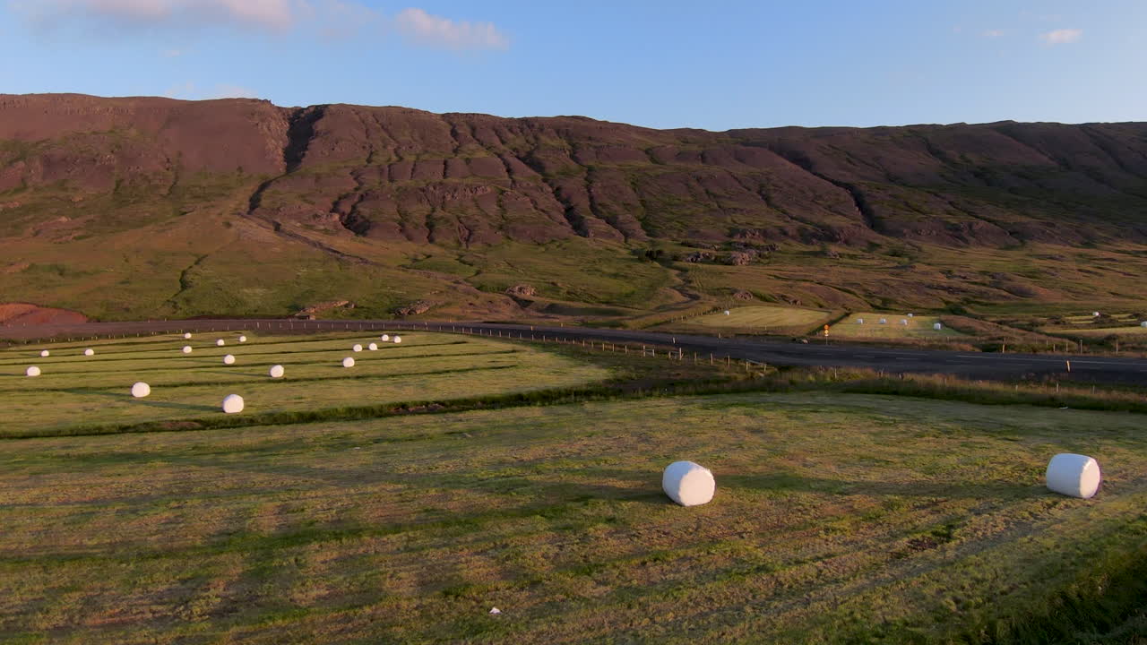베일이 있는 건초밭의 황금빛 일출