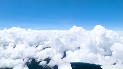 Flugzeugfensteraufnahme-Während-Des-Fluges-In-Mexiko-An-Einem-Sehr-Bewölkten-Tag