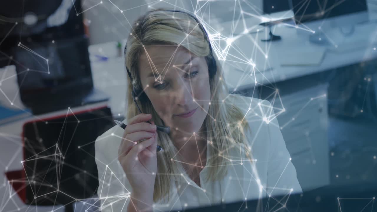 Animazione di connessioni su donna d'affari caucasica che lavora in ufficio