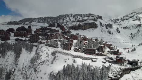 Pueblo-De-Esquí-Alpino-Francés-En-Invierno,-Antena-4k