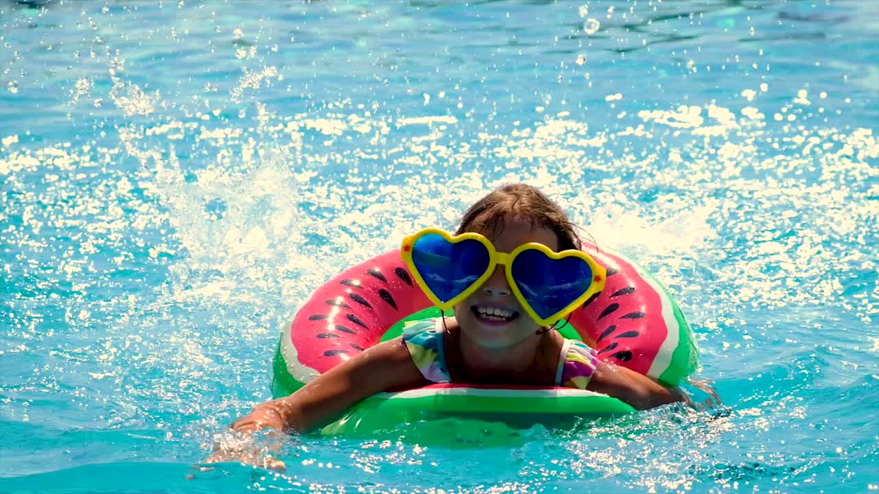 un niño en un círculo nada en la piscina. enfoque selectivo. niño.