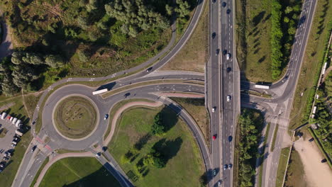 vista aérea de una intersección de autopista compleja