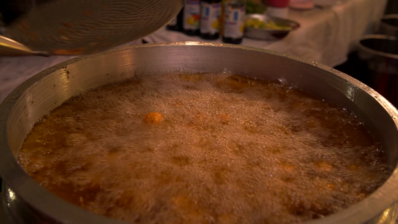 preparación de bocadillos y patatas fritas, aceite de fijación frito, bocadillos fritos