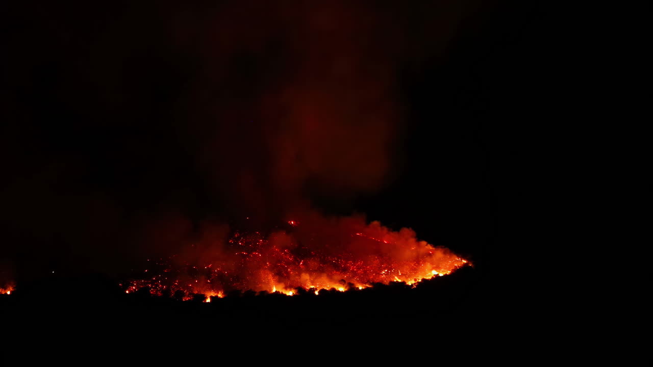 disparo de lava caliente y brillante ardiendo en málaga, españa por la noche