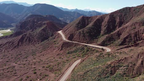 Autobahnverkehr-Auf-Malerischer-Bergstraße-Bei-Tres-Cruces-In-Argentinien