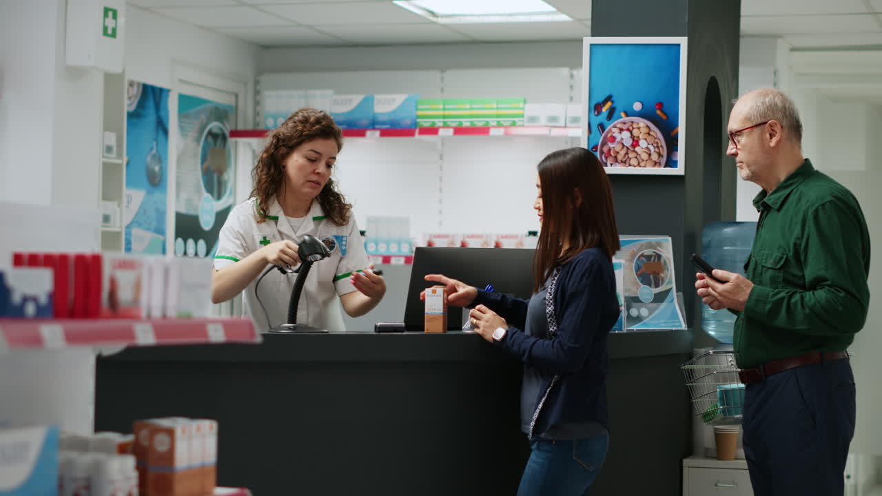 Clientes comprando remédios na farmácia