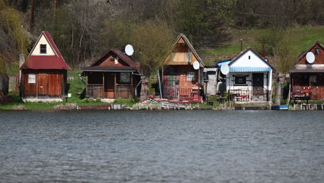 casas en la orilla del lago