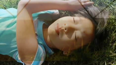 una niña acostada en el césped